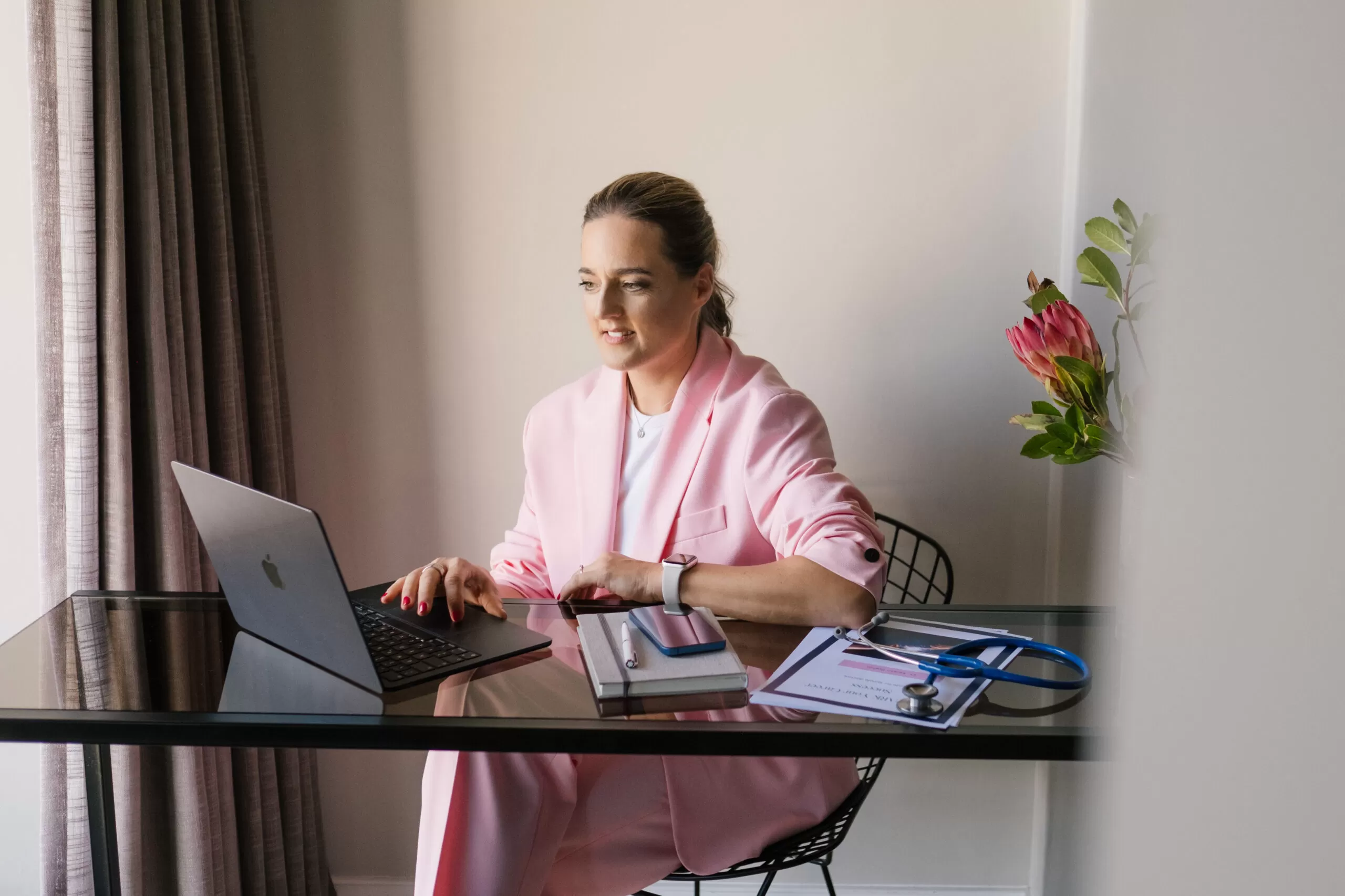 Dr. Kerstin Brehm in a 1:1 career coaching session, providing strategic guidance to a high-achieving professional. The image symbolizes personalized career transformation, leadership coaching, and professional growth.